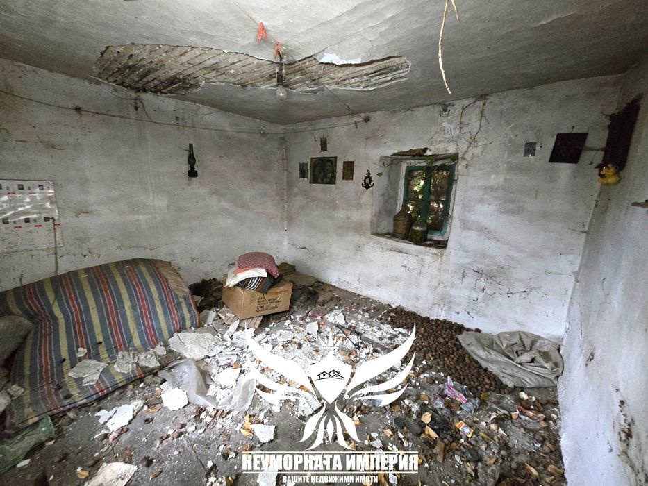 Продавам двуетажна стара къща 60РЗП с хубав двор 234кв. с.Лясково