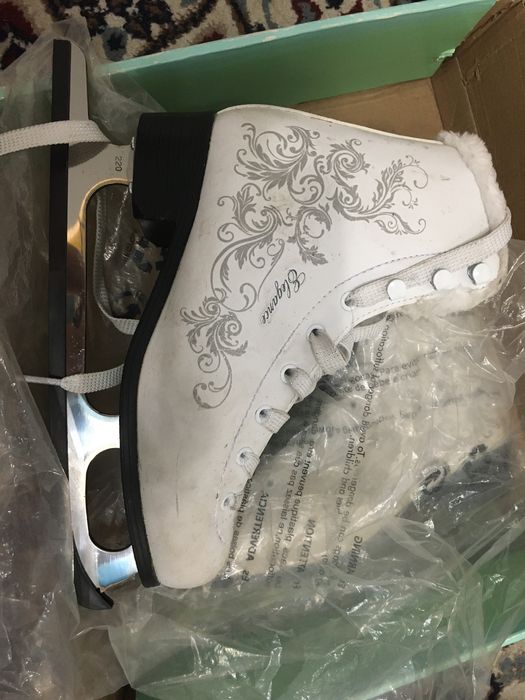 Продам коньки фигурные 35 р