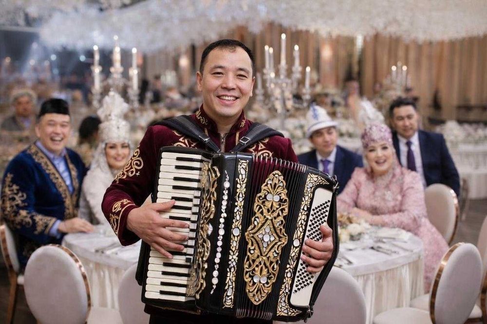 Tамада-асаба , баян-домбыра , шоумен , музыканты