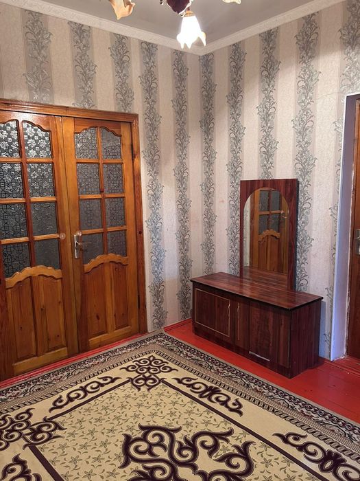 Қала орталығынан еңсесі биік жер үй сатылады.