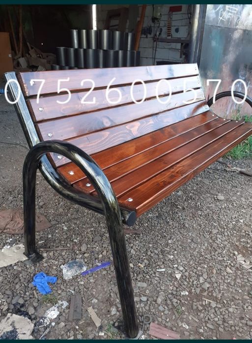 De vânzare, set,masă cu 2banci, la un preț foarte mic