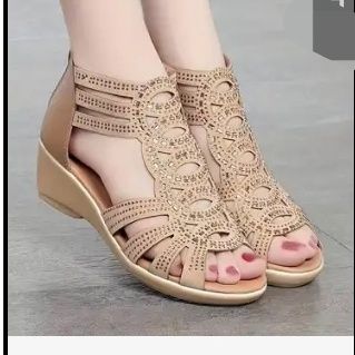 Продам новые босоножки бежевого цвета 38 размер на полную ножку.