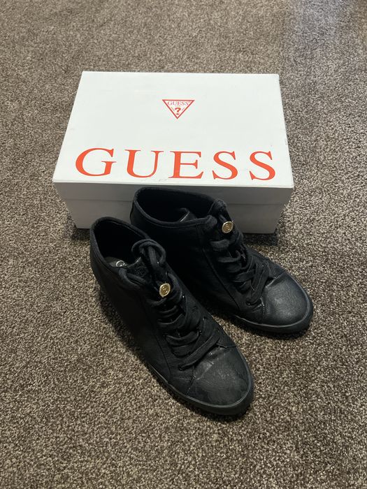 Кецове Guess на платформа
