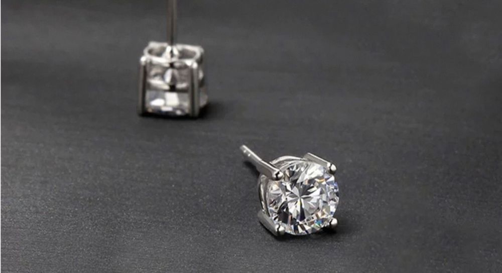 Серебряные  гвоздик проба s 925 натуральным каменным муассанит