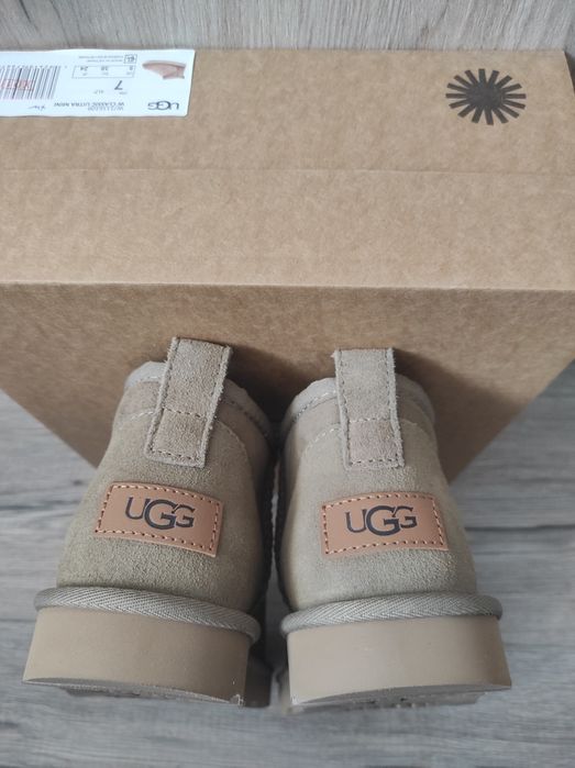 Vând UGG marimea 38