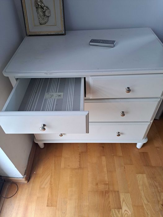 Comoda alba eleganta