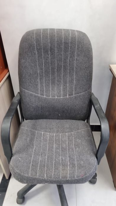 Продам столы и кресло