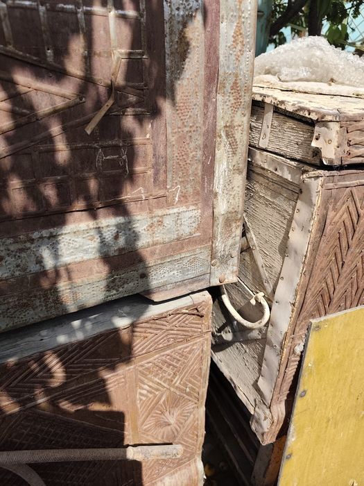 Продаются 5 штук старые сундуки смотрите фото.