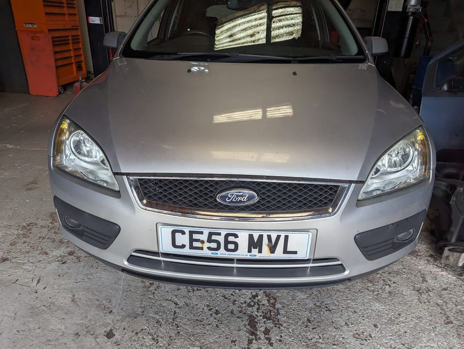 Bara fata capota aripa trager usa Ford Focus