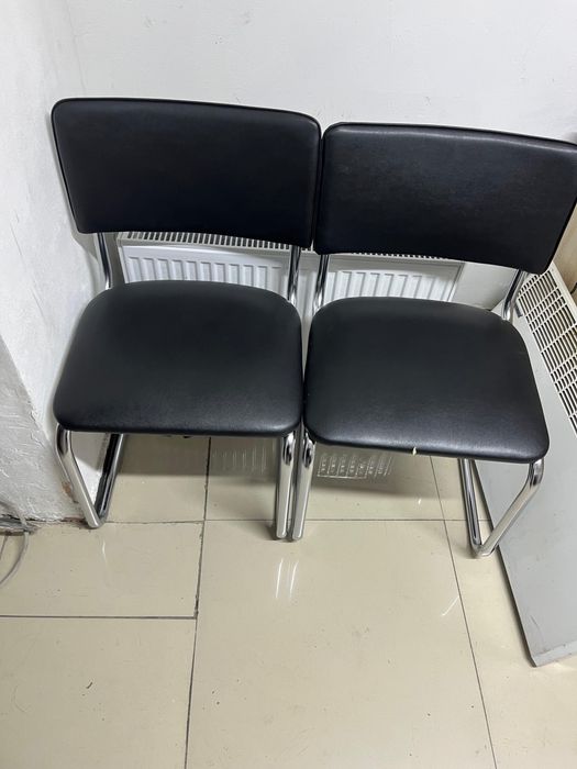 Стол и 2 стулья.