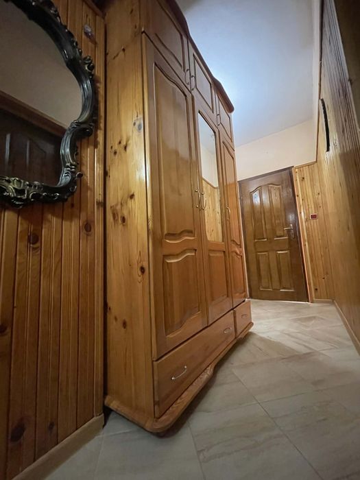 Дървен гардероб от чам