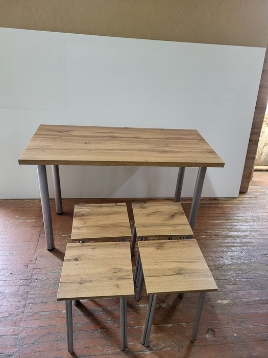 Кухонный стол с табуретками