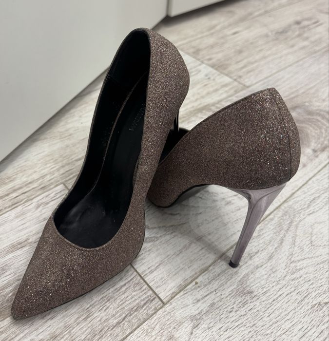 Елегантни високи обувки с брокат.