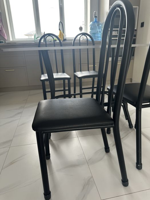 Продам стол и 4 стулья