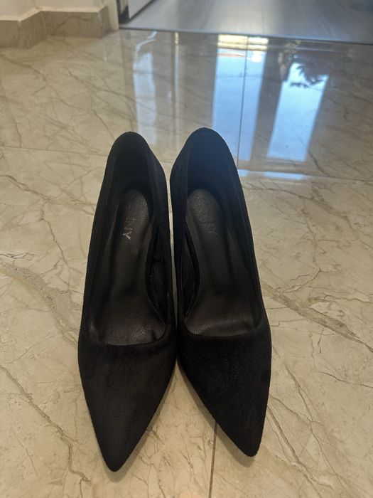 Черни велурени обувки на ток