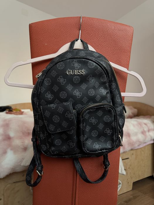 Vând ghiozdan Guess