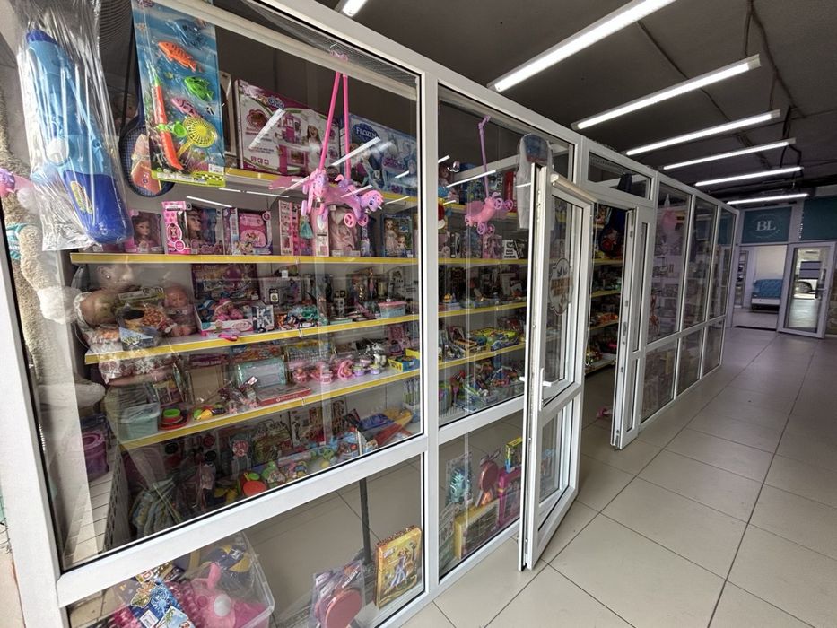 Торговые витрины для магазина / островка