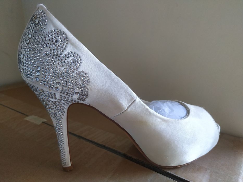 Сватбени/бални обувки Menbur сатен с камъни официални