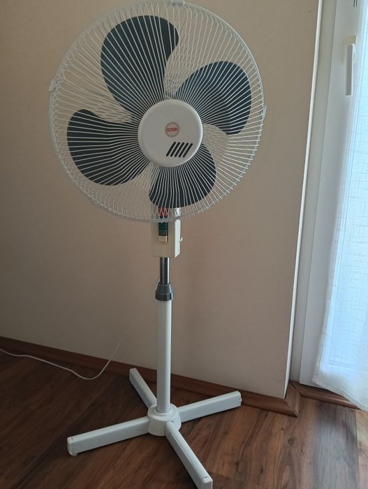 Ventilator cu 3 viteze și lumină