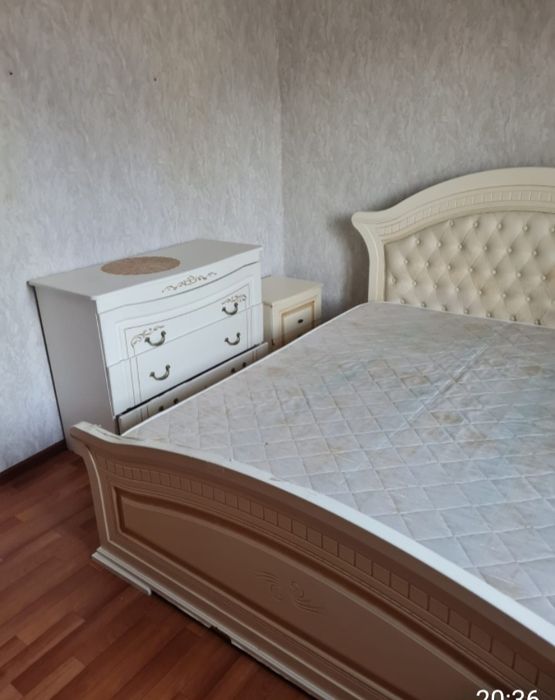 Кровать б/у.комод и 2 тумбочки