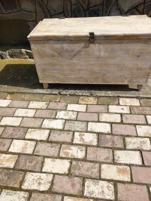 De vânzare cufăr mare din lemn