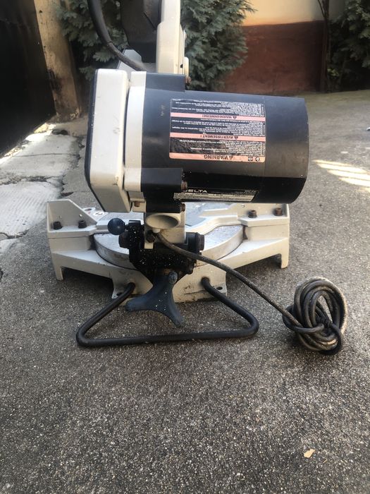 Fierăstrău unghiular