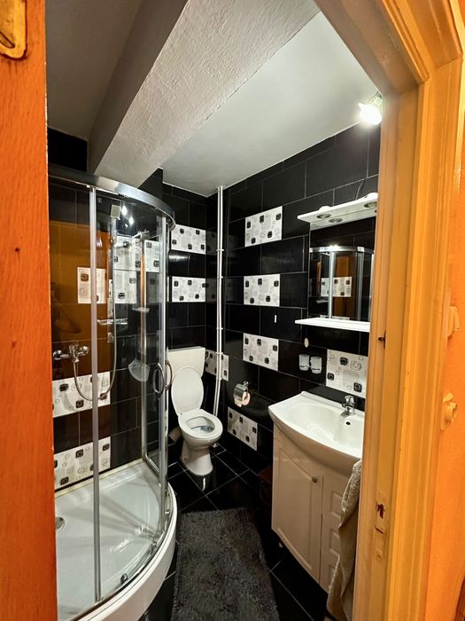 Închiriez apartament cu 4 camere