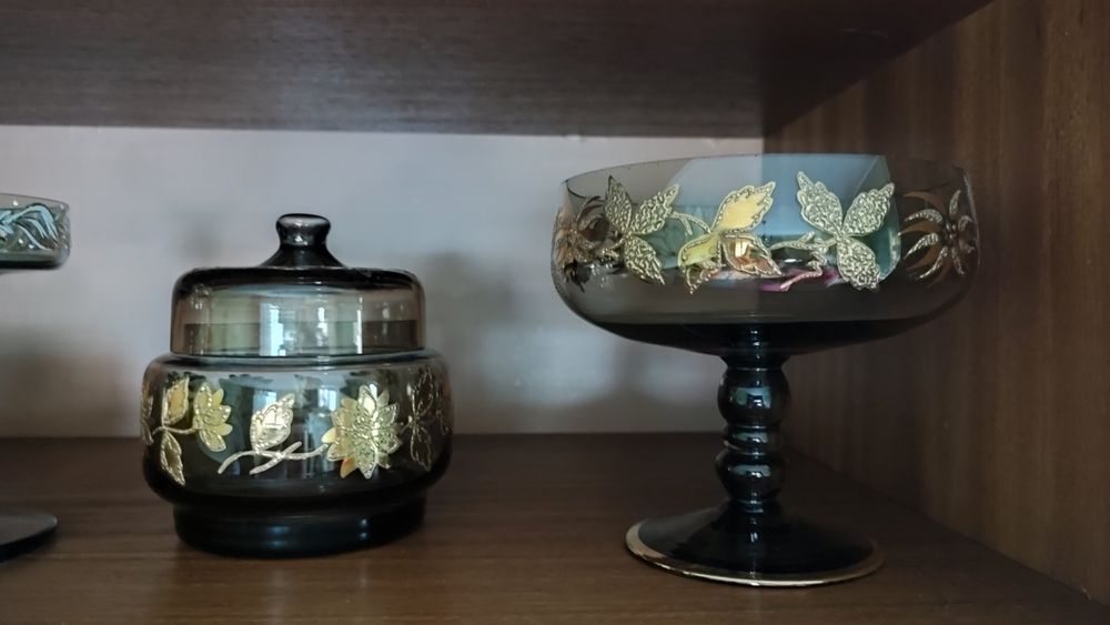 Сет от съдове с инкрустации