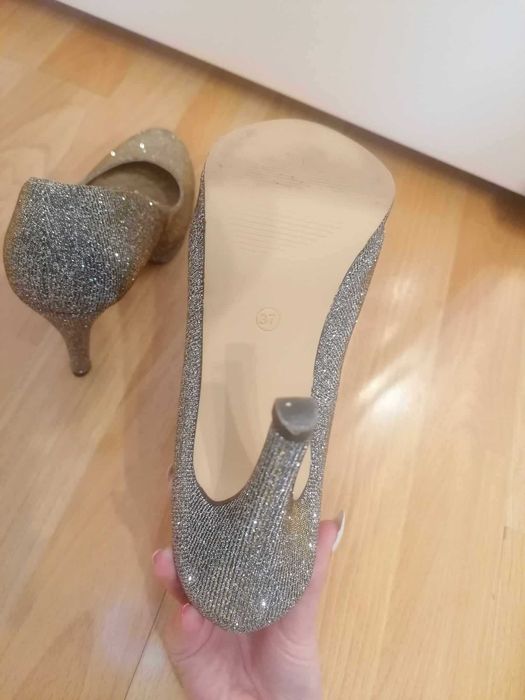 Елегантни блестящи дамски обувки на висок ток - размер 37