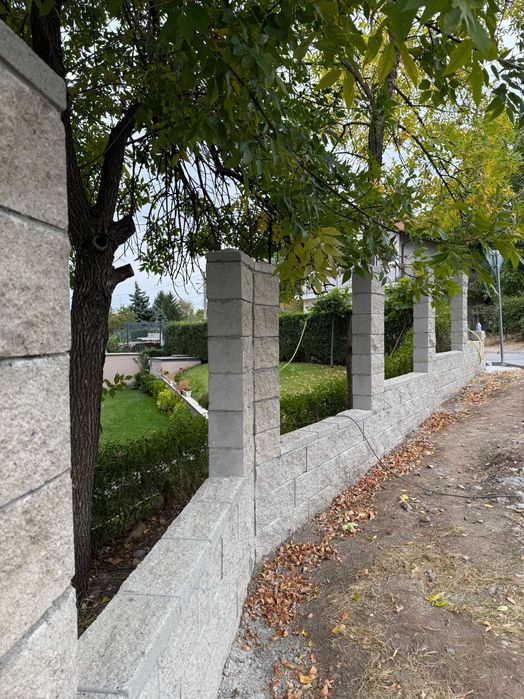 Бетонови блокчета за огради с ефекта на дялан камък