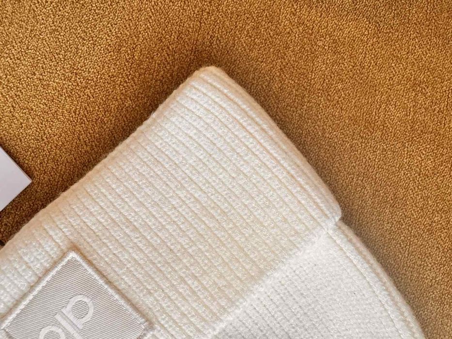 Зимна шапка - в Кремаво бяло Alo