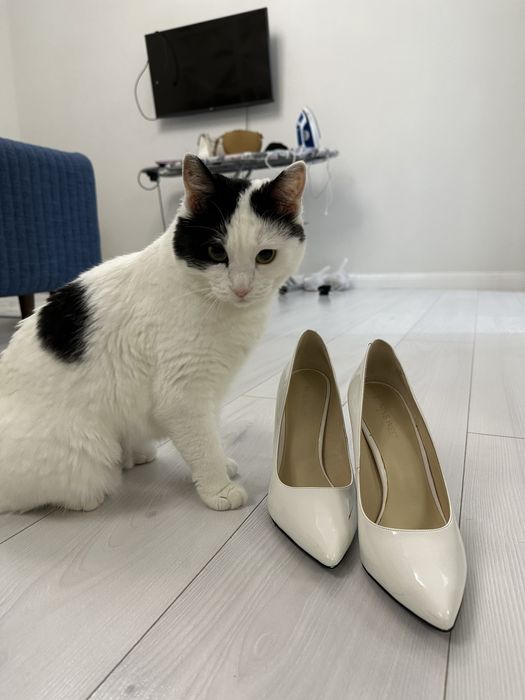 Белые лакированные туфли