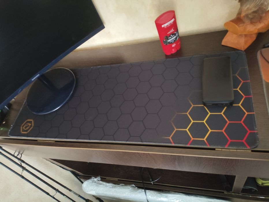 Продам компьютерный стул и два коврики для компьютера