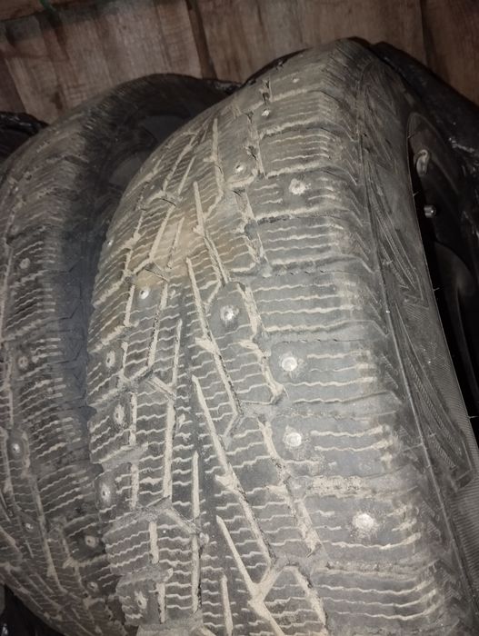 Продам шипованные шины с дисками