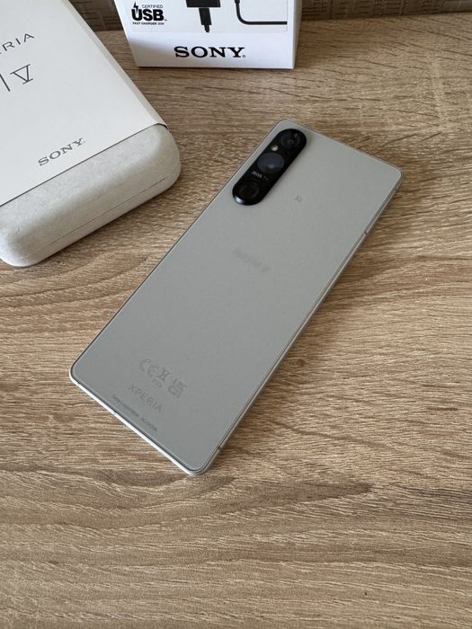 SONY Xperia 1 V, Зарядно, 2 калъфа и протектори