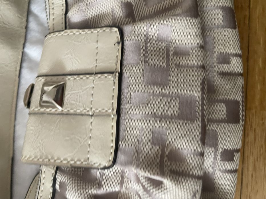 Mini geanta de mana Guess crem cu detalii aurii stare foarte buna