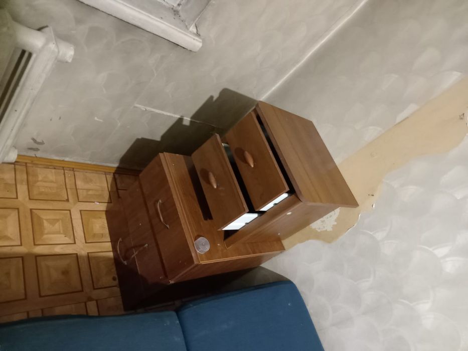 Шкафы, диван, столы, ковры