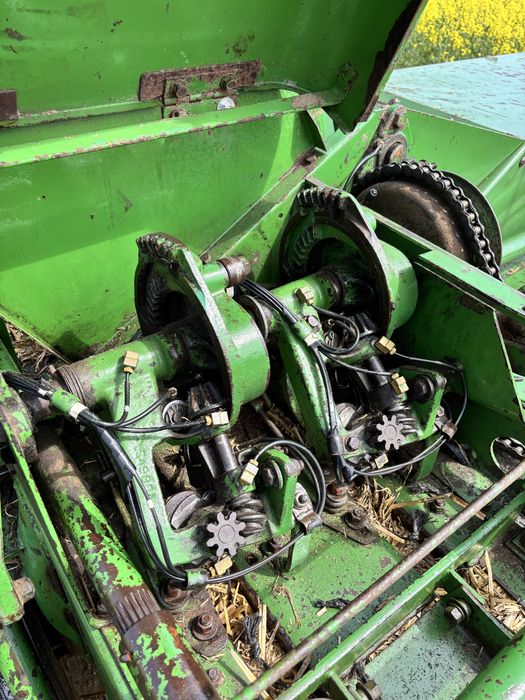 Presa John Deere 224 t ( balotiera)