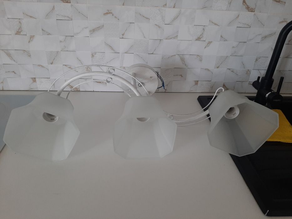 Продам люстру 2-х  рожковую.