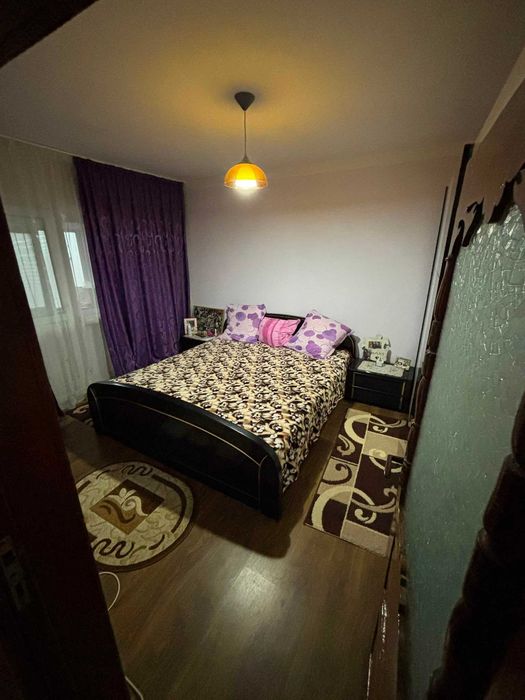Vând apartament decomandat cu 2 camere