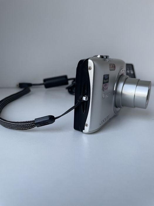 Aparat Foto Digital NIKON COOLPIX S2700 16.0 MP, 8GB, Wide 6X Zoom, HD Movie, Digital Point and Shoot Camera