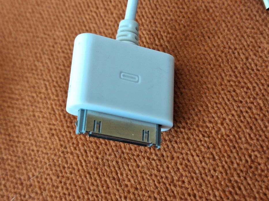 Conector Apple Dock cu 30 de pini, utilizat pentru încărcarea și sincronizarea modelelor iPhone, iPad și iPod