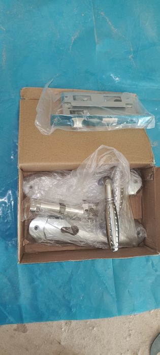 Замки дверные с защелкой новые