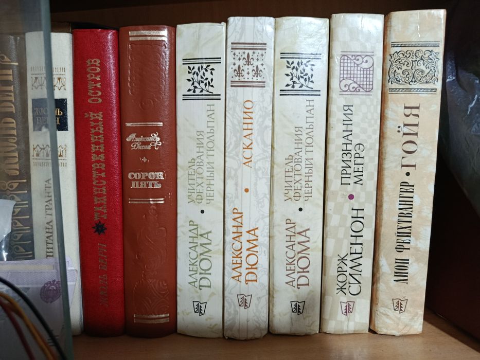 Книги разные, приключения, фантастика.
