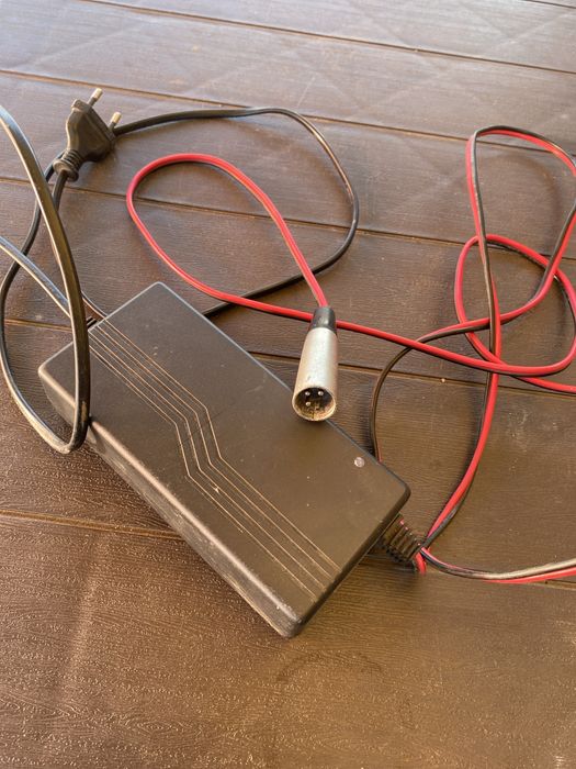 Încărcător  Baterii 29,6V  5.0APerfect funcțional ()