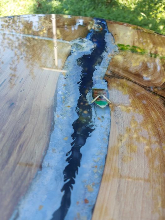 Masă handmade realizată din rășină epoxidică și lemn