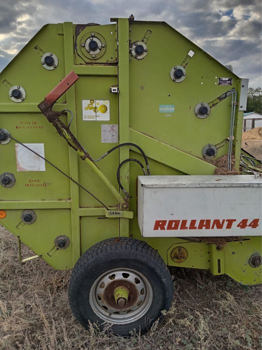 Продам рулонный пресс подборщик Claas Rollant 44