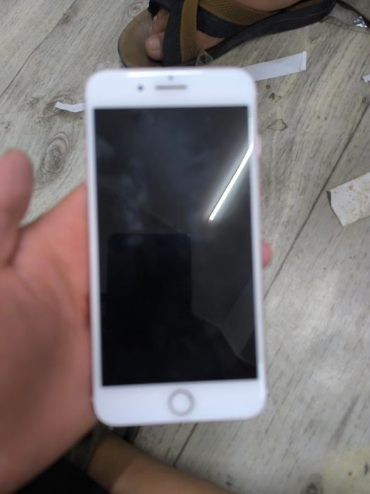 Продам Iphone  7+