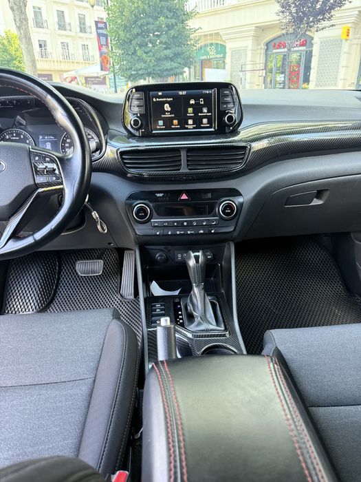 HYUNDAI TUCSON Black Piano Автомобиль