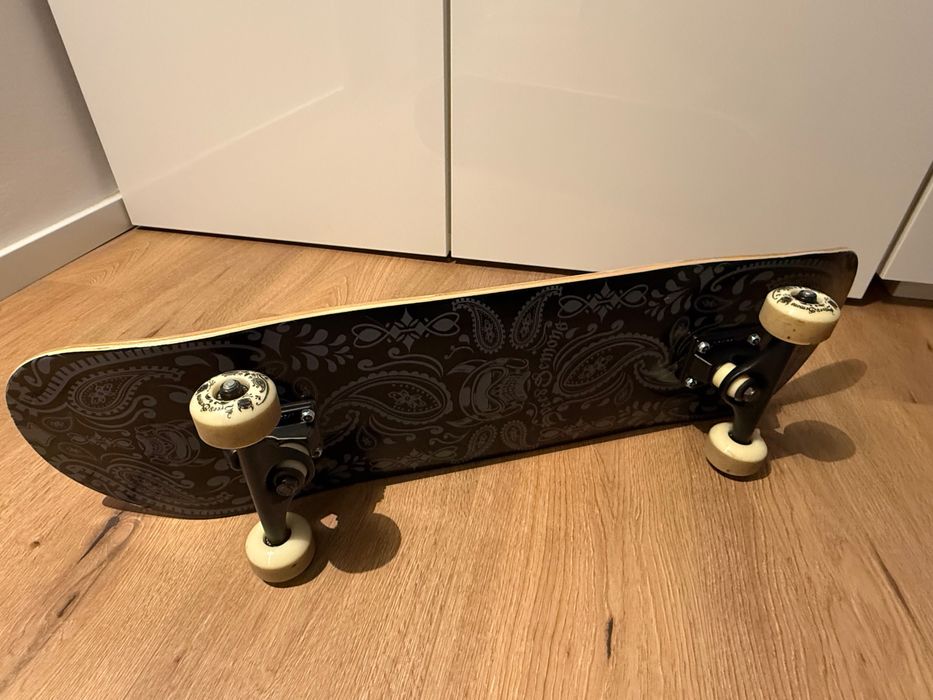 Skateboard negru, aproape nou, ABEC 7